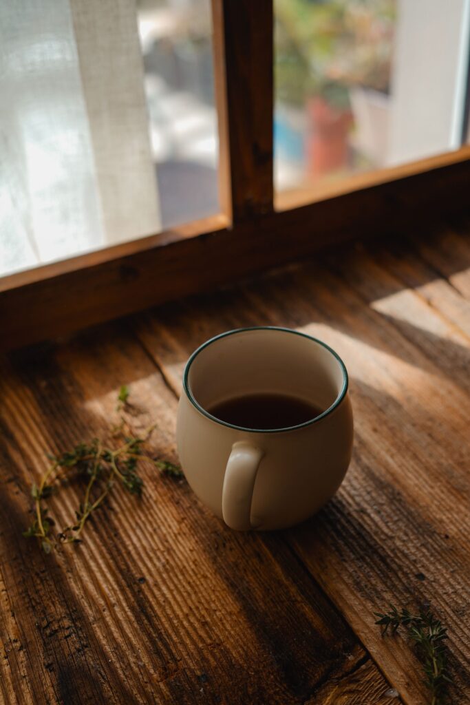 Varm kop kaffe i morgenlys